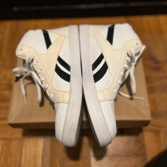 Reebok size 7.5- Black & White - Picture 2 of 7